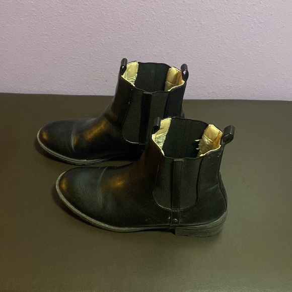 Black pull on ankle boots. Woman’s size 9.5M. Only worn a couple times. - Picture 3 of 4